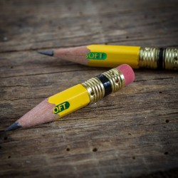 Lot de 100 crayons à papier en bois avec gomme pour étudiants, enseignants,  bureau, papeterie, fête de football : : Fournitures pour le bureau